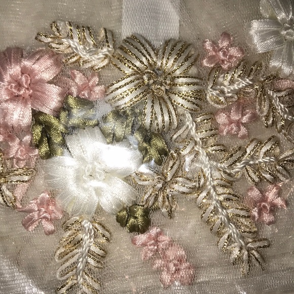 New Beautiful 3D Flower Appliqués - Picture 3 of 9